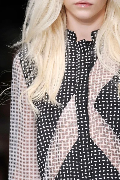 Look 16